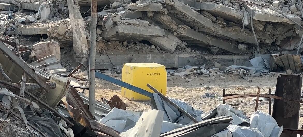 Żółta bariera znajduje się pośród rozległego gruzu i zawalonego betonu w Gazie.