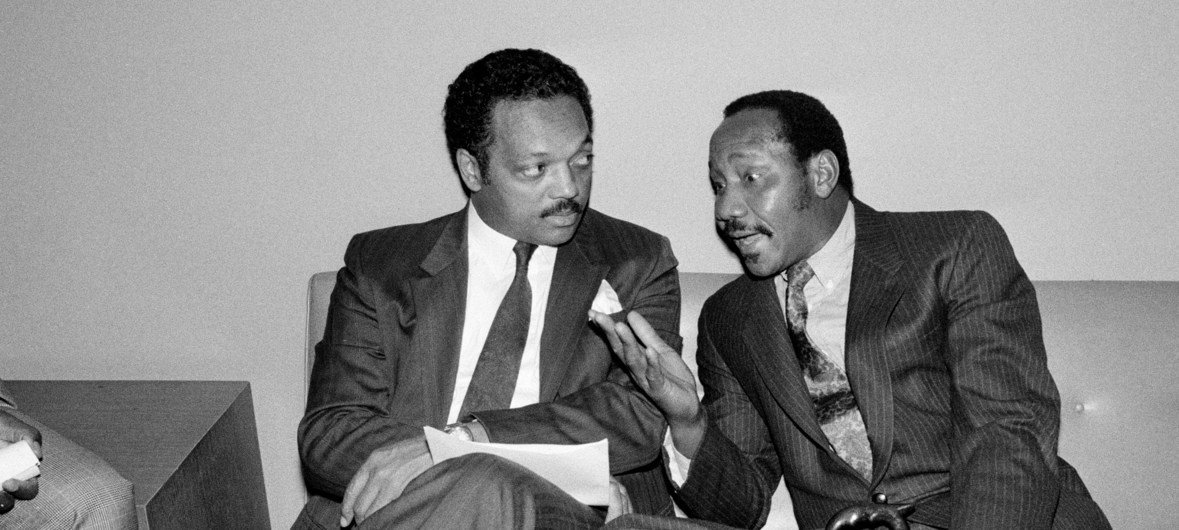 Jesse Jackson i Joseph N. Garba, Stały Przedstawiciel Nigerii przy ONZ, rozmawiają na ławce.
