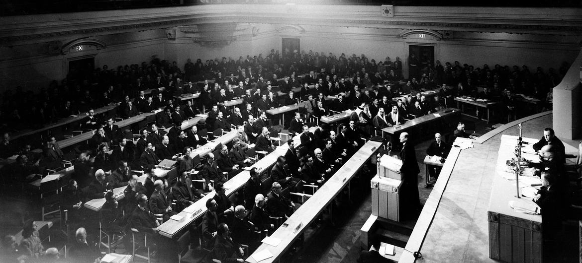 Ogólny widok pierwszej sesji Zgromadzenia Ogólnego Narodów Zjednoczonych, która odbyła się w Central Hall w Londynie 10 stycznia 1946 r. Zdjęcie przedstawia dużą salę wypełnioną delegatami zasiadającymi przy długich stołach.