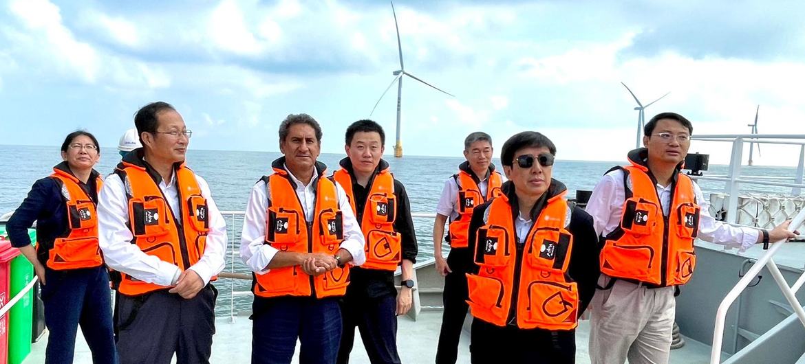 Dyrektor generalny IRENA Francesco La Camera odwiedza projekt morskiej energetyki wiatrowej w Yancheng w Chinach.