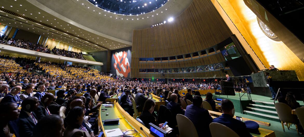 Prezydent Donald Trump przemawia z podium w Sali Zgromadzenia Ogólnego ONZ podczas 81. sesji debaty ogólnej w Nowym Jorku. Delegaci siedzą w kilkupiętrowych rzędach.