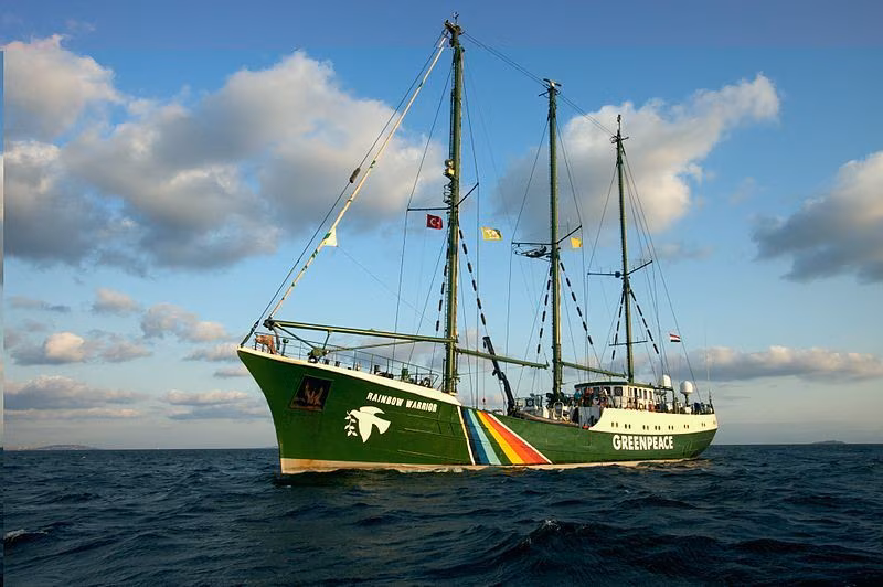 Greenpeace wykorzystuje swoje statki do angażowania się zarówno w akcje bezpośrednie, jak i badania.