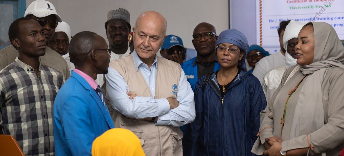 Barham Salih, Wysoki Komisarz ONZ ds. Uchodźców, rozmawia z sudańskimi uchodźcami w Farchana Connected Center w Czadzie, wspierając edukację i umiejętności cyfrowe młodzieży.